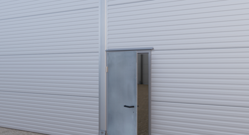 Einflügeltür aus Stahl einer Leichtbauhalle